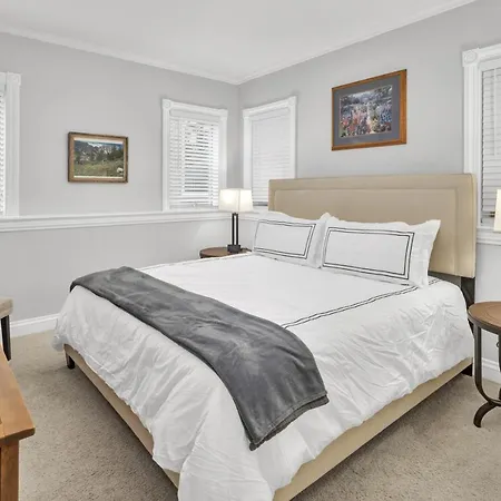 Twin Sisters Suite - 2 Bedroom, Kitchenette, Hot Tub!